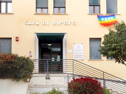 Bandiera della pace fuori dalla casa di riposo di Tolentino