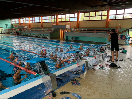 Nuotatori nella piscina di Sarnano