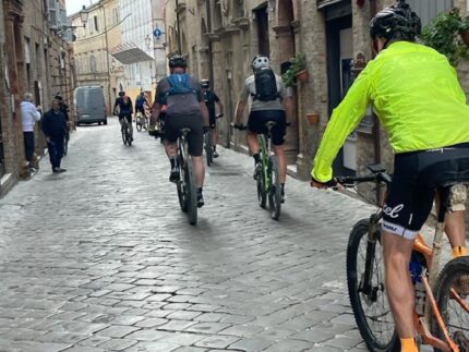 Turisti olandesi giunti in bici a Treia