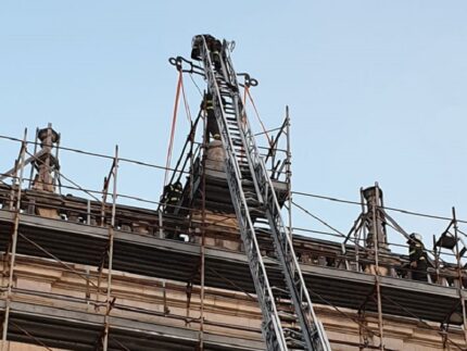 Rimozione della croce dalla sommità della Basilica di San Nicola