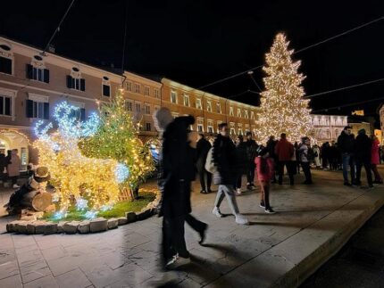 San Severino, piazza del Popolo a tema natalizio