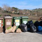 Rifiuti abbandonati vicino al cimitero di Tolentino