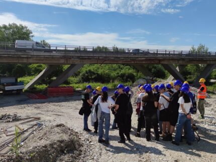 Studenti in visita al cantiere del nuovo ponte di Piediripa
