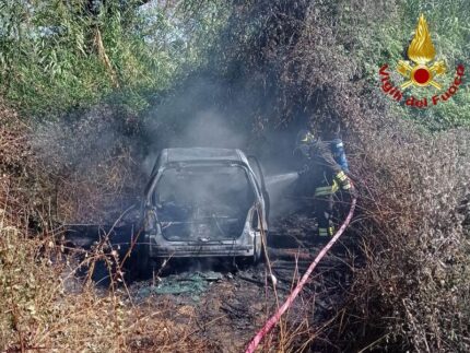 Automobile in fiamme a Civitanova