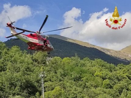 Elicottero in volo tra Ussita e Montefortino