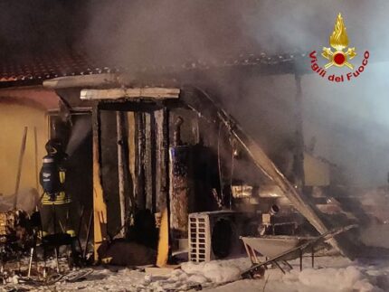 Incendio di un casolare a Civitanova Marche