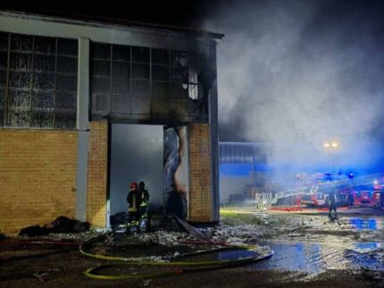 Incendio in un capannone a Treia