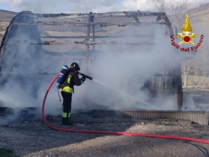 Incendio a Belforte del Chienti