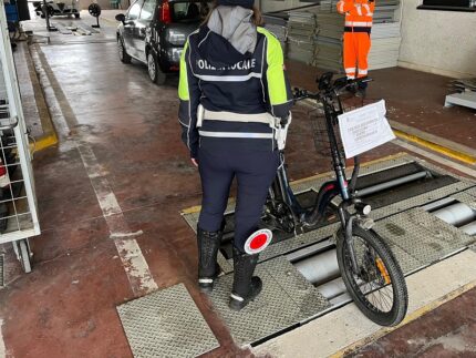 Bicicletta a pedalata assistita sequestrata a Macerata