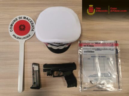 Pistola a gas sequestrata dalla Polizia Locale di Macerata