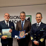 Assessore Giacomo Bugaro (al centro) con Ammiraglio Ispettore Vincenzo Leone (a sinistra)