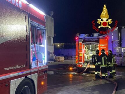 Incendio in un capannone a Macerata