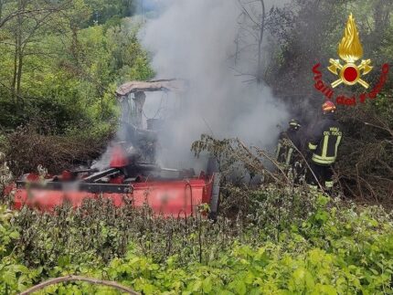 Incendio di un trattore a Tolentino