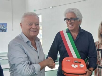 Defibrillatore donato al comune di Macerata da Fisiomed