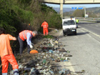 Raccolta dei rifiuti in una piazzola della superstrada 77